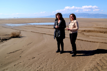 La ministra Teresa Ribera y la consellera Teresa Jordà durante la vista en el Delta del Ebro.