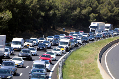 Congestión de vehículos en la AP-7 en Castellet y la Gornal, en sentido norte, por un accidente mortal.