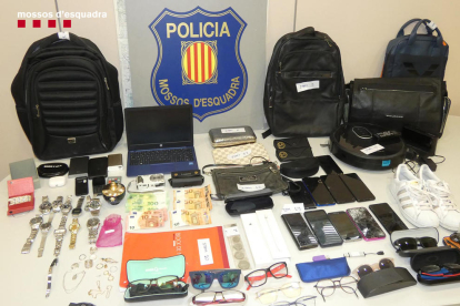 Objetos que habría sustraído el ladrón durante los robos en domicilios del Baix Penedès.