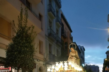 Las aceras de la avenida de Prat de la Riba se llenaron de gente que quería presenciar la Procesión.