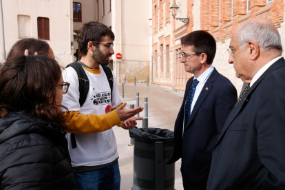 Aturem Hard Rock i el SEPC conversant amb el rector de la URV, Josep Pallarés, i el conseller de Recerca i Universitats, Joaquim Nadal.