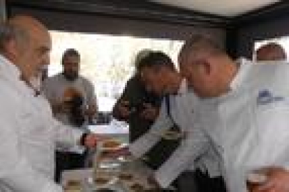 Varios chefs prueban platos de las Jornadas Gastronómicas del Arroz de Salou.
