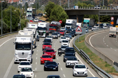 Camions i cotxes parats a l'AP-7.