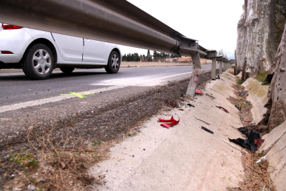 Restes de l'accident mortal d'un motorista a la C-12, a l'altura de Roquetes.