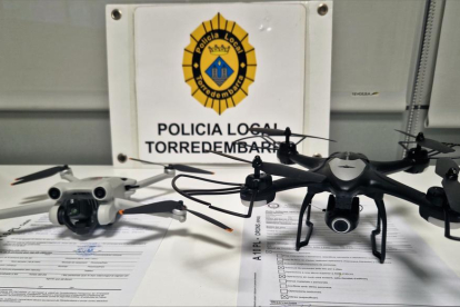 Els dos drons intervinguts per la Policia Local de Torredembarra per sobrevolar el nucli urbà.