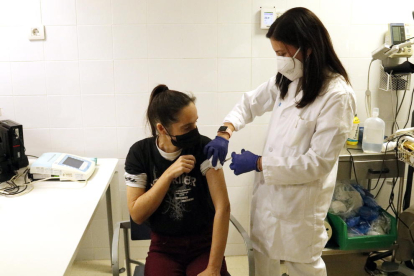 Una dona es vacuna contra la covid-19 i la grip al CAP Primer de Maig de Lleida.