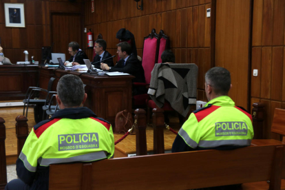 Los dos acusados ​​de espaldas al inicio del juicio que se celebra en la sección 4a de la Audiencia de Tarragona.