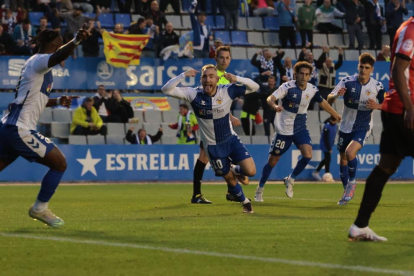 Cristian Herrera celebrant el segon gol contra la UD Logroñés, l'última victòria del Sabadell.