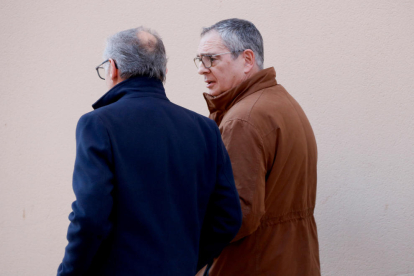 Imatge del representant legal d'Endesa i el seu advocat, Josep Maria Paret, a la sortida dels Jutjats de Valls.