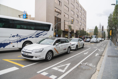 Imatge d'arxiu de la parada de taxis al carrer de Pere Martell de Tarragona, al costat de l'estació d'autobusos.