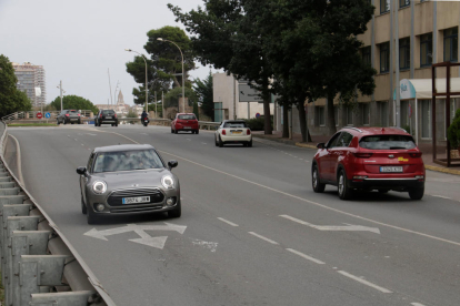 Vehicles circulant per la carretera que uneix Palamós amb Sant Antoni de Calonge.