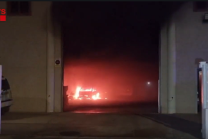 Imagen del incendio de diversos vehicles en una nau industrial a Sant Jaume dels Domenys.