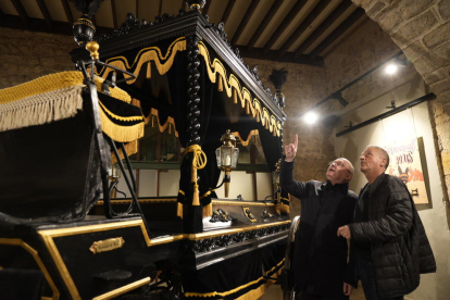 Es pot veure el carruatge amb l'exposició de cartells.