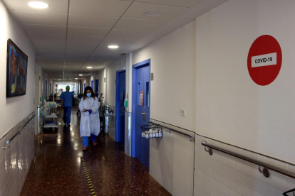 Una doctora de l'Hospital del Mar es dirigeix a visitar un pacient ingressat a planta per covid-19.