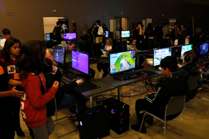 Adolescentes jugando a videojuegos en la primera feria GamerLand Costa Daurada celebrada en el centro de convenciones de PortAventura.