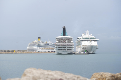 Imagen de tres cruceros atracados en el Port de Tarragona.