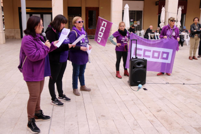 Lectura del manifiesto durante la concentración del 8-M frente al Ayuntamiento de Tortosa.