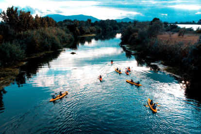 Kayaks navegando por el río Ebro