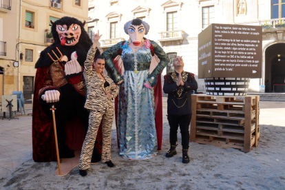 La Reina Concubina y el Rey Carnestoltes con el Ninot, la Ninota y la Bota del Carnaval de Tarragona 2023.