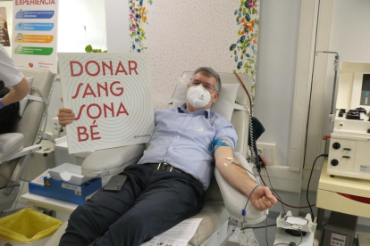 Pau Ricomà durant la donació de sang.