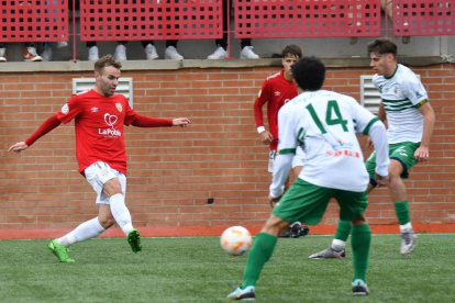 Nil Garrido durante el partido contra el Sants de esta temporada en el Municipal de la Pobla.