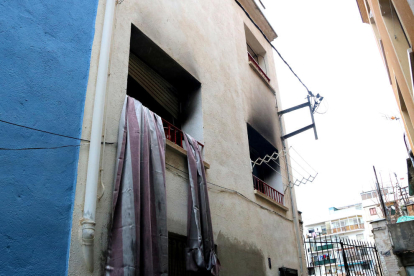 Ventanas del piso de El Vendrell donde un hombre ha muerto en un incendio.