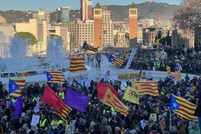 Manifestació independentista a la font de Montjuïc i a l'avinguda Maria Cristina per protestar per la cimera hispano-francesa 

Data de publicació: dijous 19 de gener del 2023, 09:13

Localització: Barcelona

Autor: Aina Martí