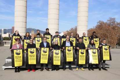 Representants d'algunes de les entitats que donen suport a la concentració contra la cimera hispano-francesa.