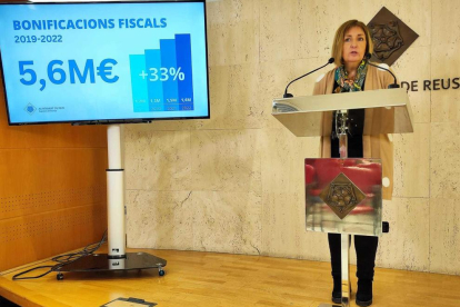 La concejala de Hacienda, Mariluz Caballero, durante la rueda de prensa.