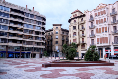 Pla general de la plaça d'Alfons XII de Tortosa, amb l'entrada de l'aparcament, al fons.