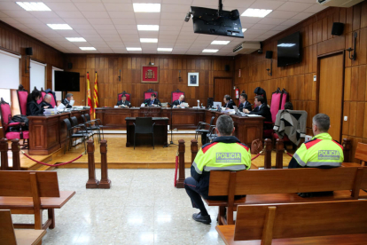 Els dos acusats d'esquena a l'inici del judici que se celebra a la secció 4a de l'Audiència de Tarragona.