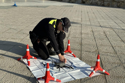 Imatge d'un agent de la Policia Local de Torredembarra engegant el dron de la Unitat de Vigilància Aèria.