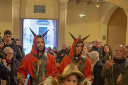 La benedicció de mossèn Jordi Vila i Borràs a l'església de Sant Esteve de Vila-seca.