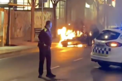 Imatge del cotxe cremant al carrer Alt de Sant Pere de Reus.