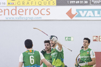 Els jugadors del Calafell celebrant una victòria.