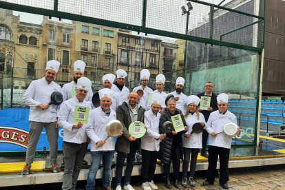 Fotografia de grup de les autoritats i alguns dels participants.