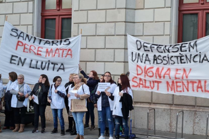 Imagen de la concentración en la plaza del Mercadal.