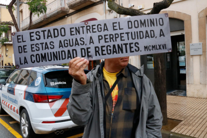 Una reproducción de la placa franquista del pantano de Riudecanyes que se realizó desde Gepec-EdC en tono de protesta.