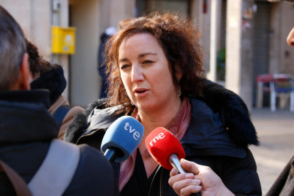 La portaveu del PSC, Alícia Romero, atenent als mitjans a la plaça del Blat de Valls.