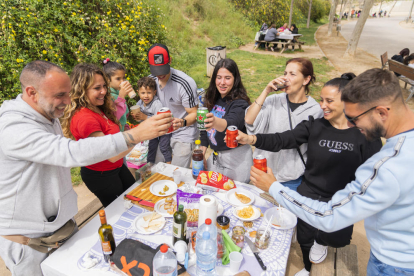 Una familia comiendo la mona en el Parc del Río Francolí.