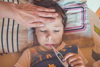 Imatge d'un nen amb febre.