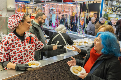 Por la mañana, se degustó la butifarra de huevo en el Mercado Central.