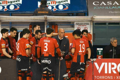 El técnico del Reus, Jordi Garcia, dando instrucciones al equipo.