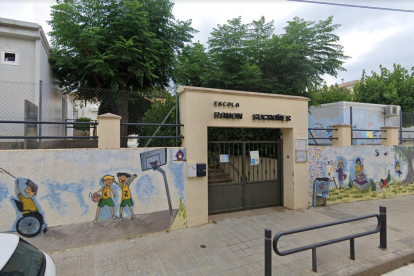 L'entrada de l'escola Ramon Sugrañes on es veu un dels mòduls prefabricats.