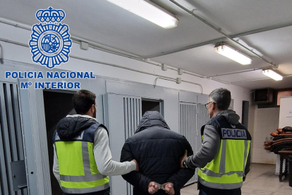 Dos agentes y el hombre detenido en Reus.