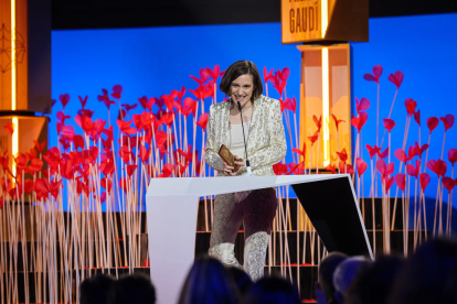 La directora d''Alcarràs', Carla Simón, sostenint una estatueta dels Premis Gaudí.