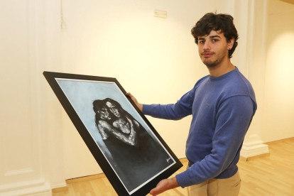 Xavi Pinyol con el cuadro 'Personalitats', que ilustra el cartel de la exposición.