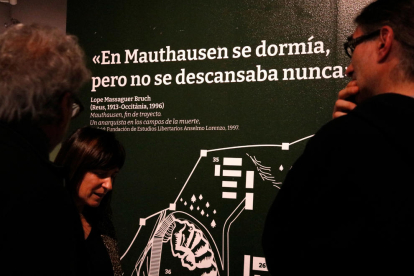 Un dels plafons de l'exposició 'Feixisme mai més' que recupera la memòria dels reusencs deportats als camps nazis.