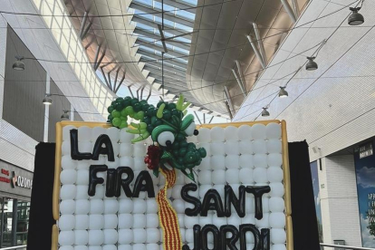 Imatge d'un photocall dedicat a la Diada de Sant Jordi a la Fira Centre Comercial de Reus.