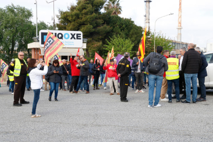 Plan general del piquete informativo en el acceso de la planta de IQOXE en la primera jornada de huelga.